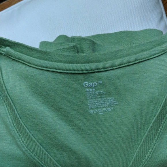 Two V Neck Gap T-shirts - Picture 3 of 4